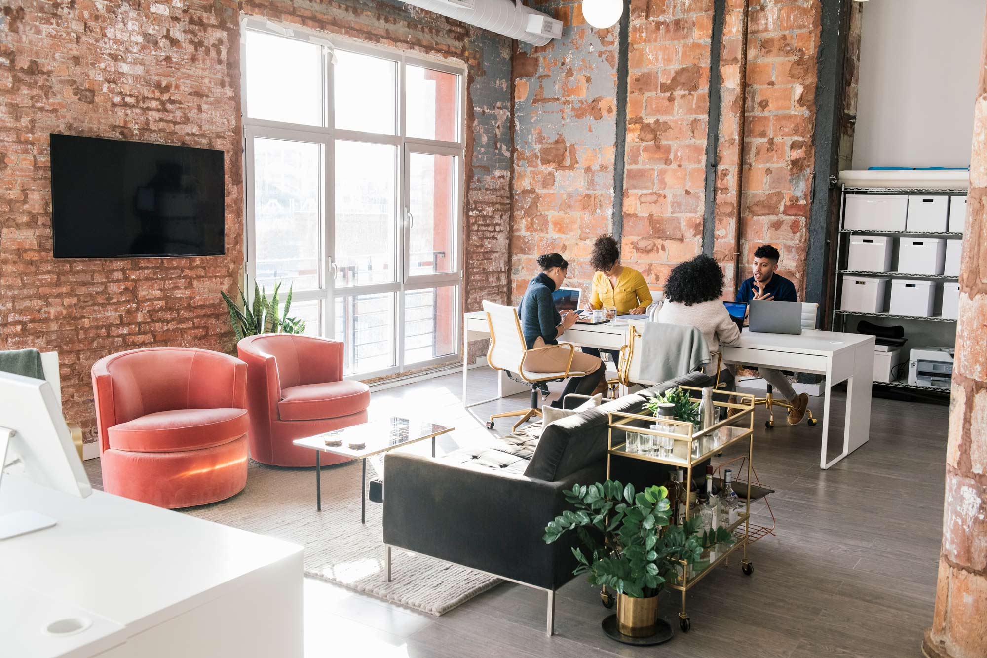 Personer sitter på ett kontor