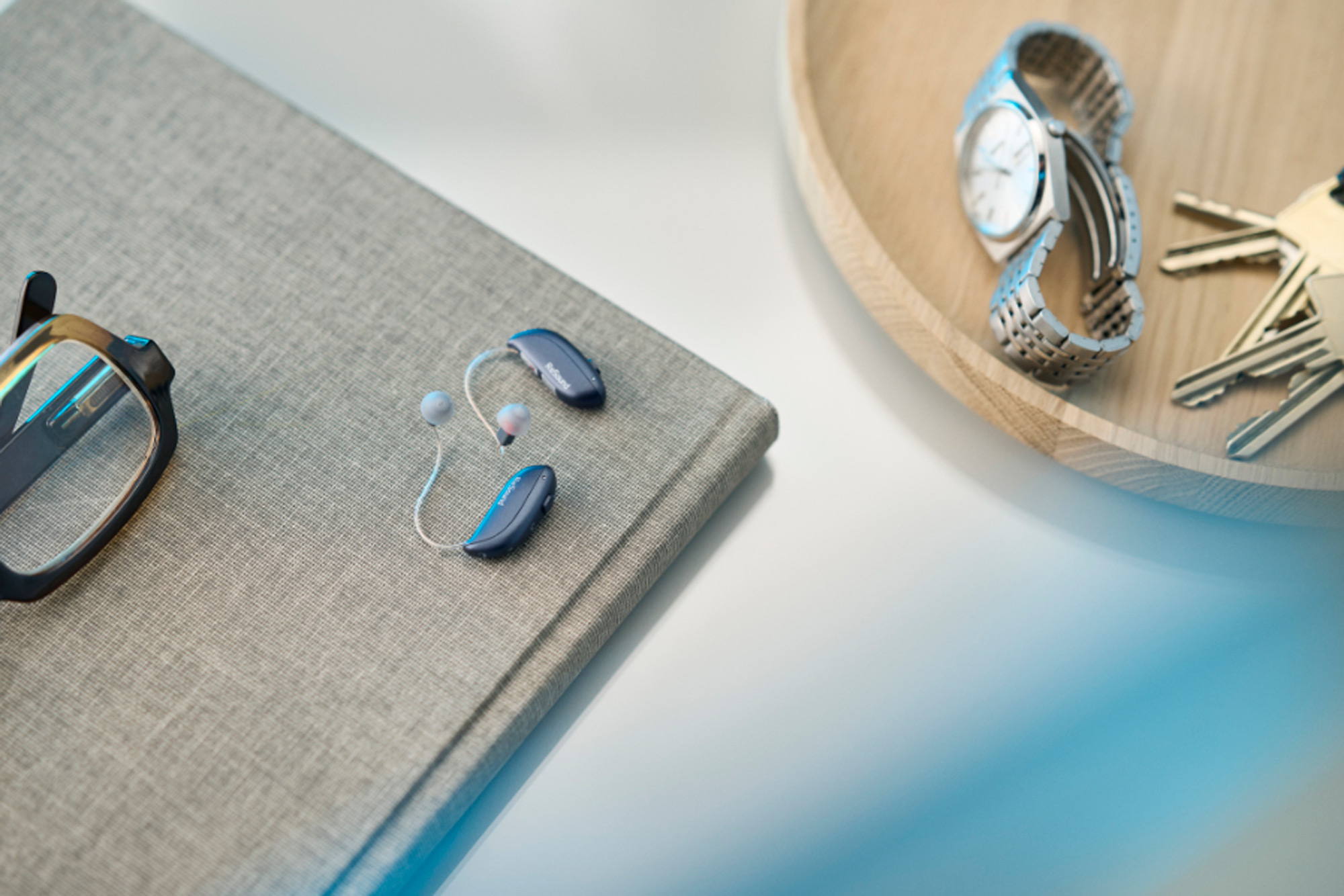 Hörapparater från HÖR på ett bord