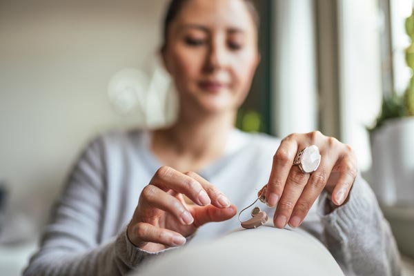 Kvinna med hörapparat