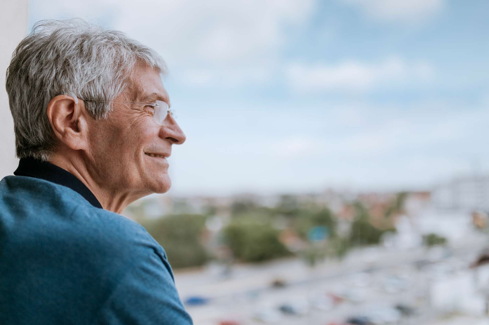 En äldre man som ler