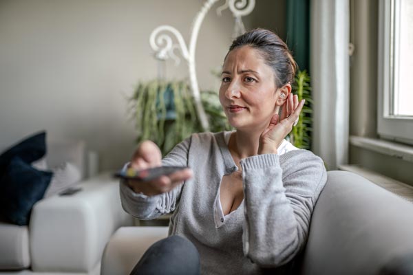 Kvinna med nedsatt hörsel