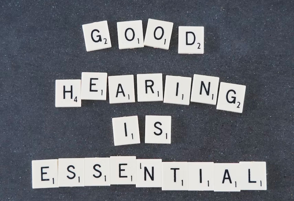 Brickor med bokstäver som bildar orden: Good hearing is essential
