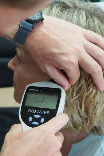 Audionomen undersöker din hörsel och hjälper dig testa ut en hörapparat.