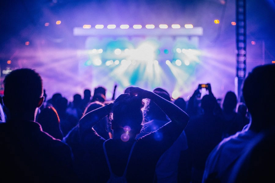 Nattklubb med personer som dansar i neon ljus