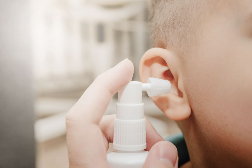 Tvättar öronen på ett barn